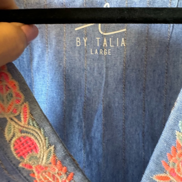 Talia v neck embroidered ruffle top large - Picture 2 of 7